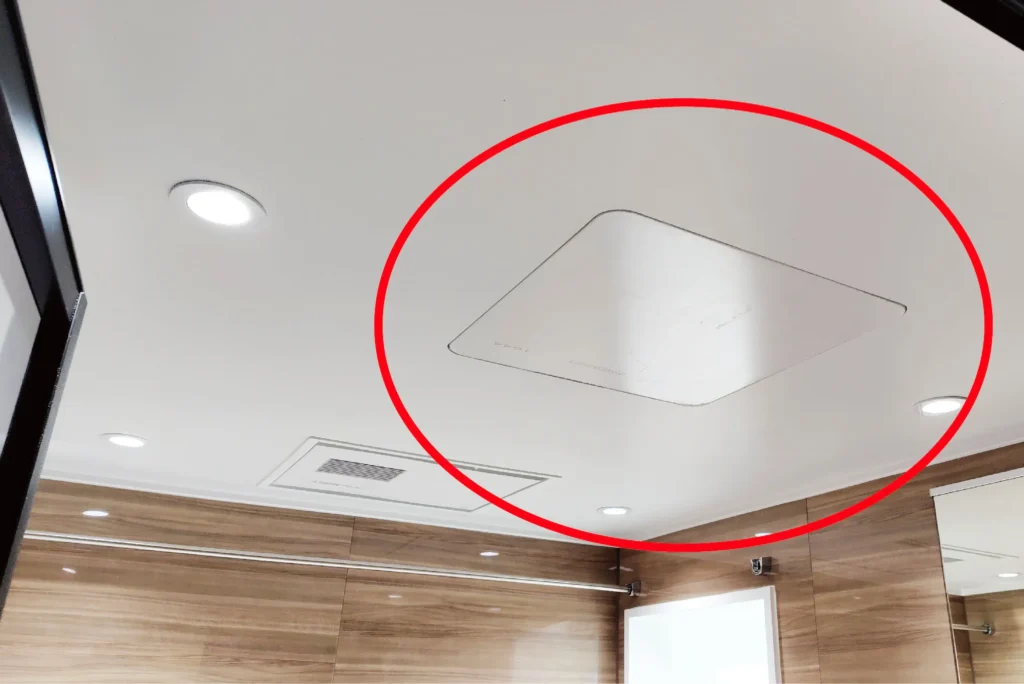 漏水を調査するバスルームの点検口写真
