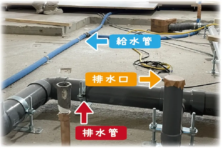 マンション専有部床下の配管の写真